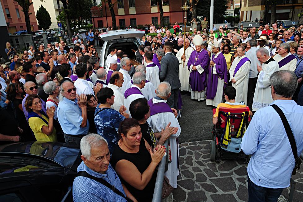 Modena. La folla saluta don Sergio Mantovani «Portavi Gesù a 300 all’ora» 