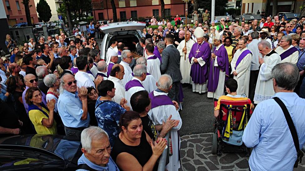 Modena. La folla saluta don Sergio Mantovani «Portavi Gesù a 300 all’ora»