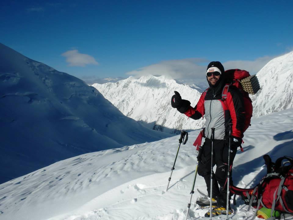 L'alpinista lucchese Riccardo Bergamini durante una sua scalata