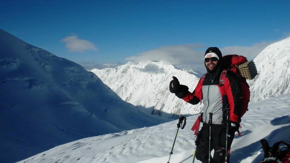 L'alpinista lucchese Riccardo Bergamini durante una sua scalata