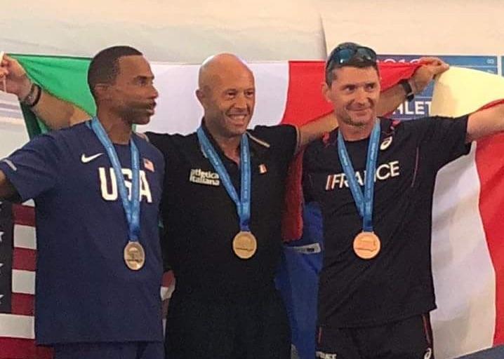 Il pistoiese Renzo Romano al centro, medaglia d'oro