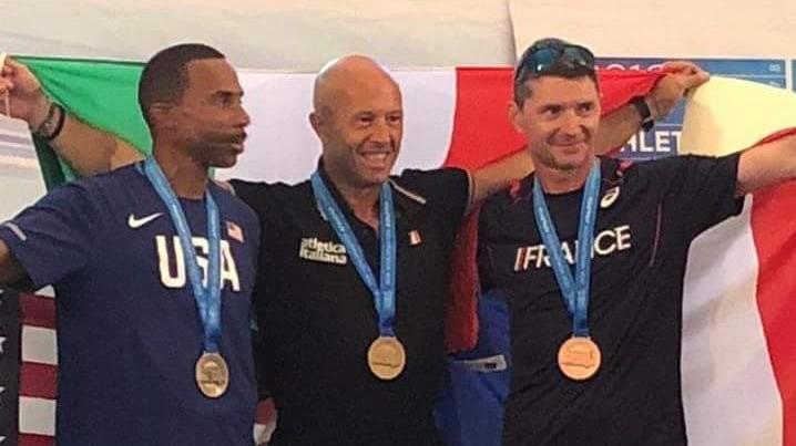 Il pistoiese Renzo Romano al centro, medaglia d'oro