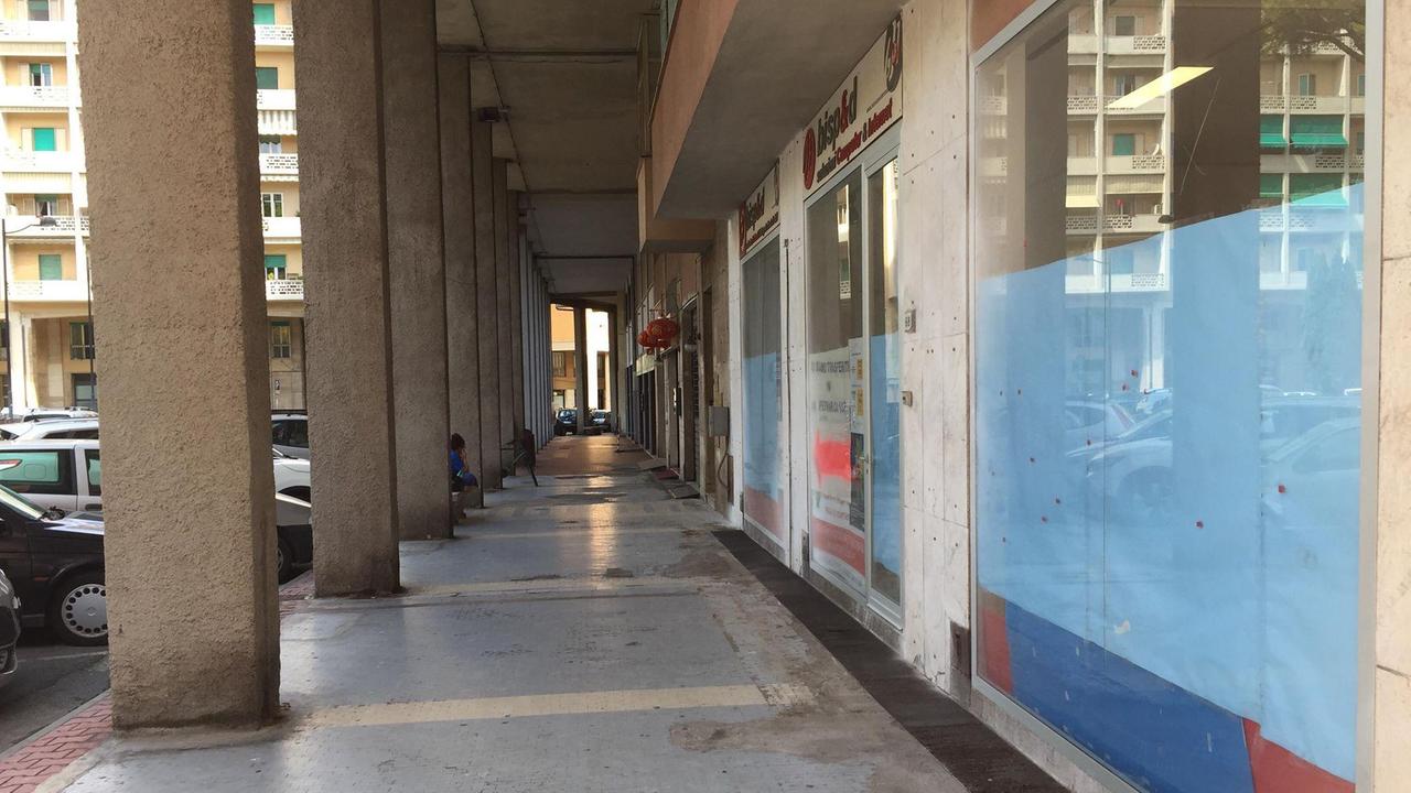 La situazione di degrado di alcune aree dei Portici dove gran parte di negozi sono chiusi. Nella foto grande il tratto che porta alla farmacia comunale di piazza Costituzione dall’incrocio con via Parini