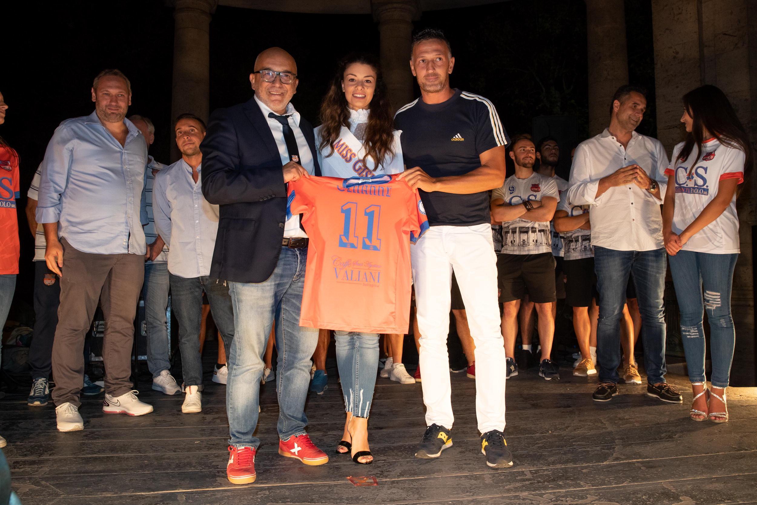 Un momento della serata con la presentazione di maglia e sponsor