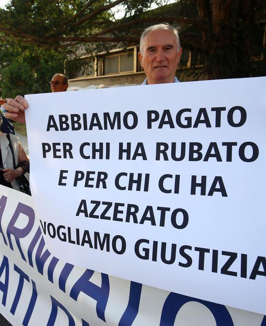 M5s a Di Maio e parlamentari: i vostri stipendi per gli ex Carife 