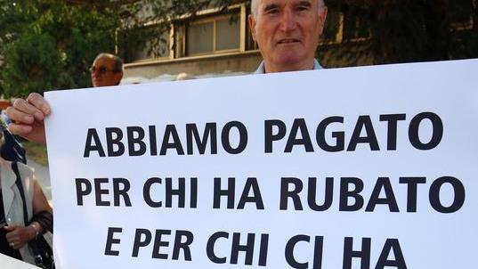 M5s a Di Maio e parlamentari: i vostri stipendi per gli ex Carife