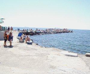 La donna stava nuotando al largo della “punta” dei Pejani