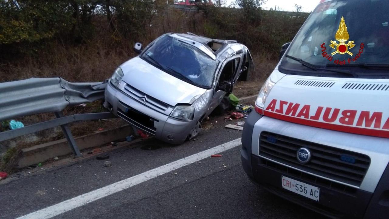 Schianto sul guardrail, gravissimo a 10 mesi