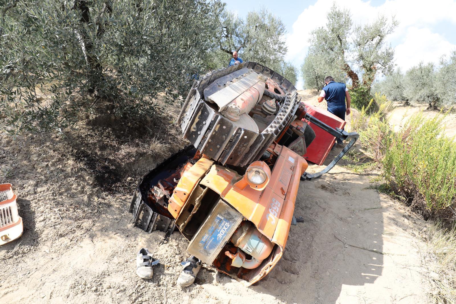 Il trattore ribaltato (Foto Agenzia Carlo Sestini)