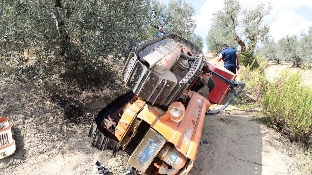 Il trattore ribaltato (Foto Agenzia Carlo Sestini)