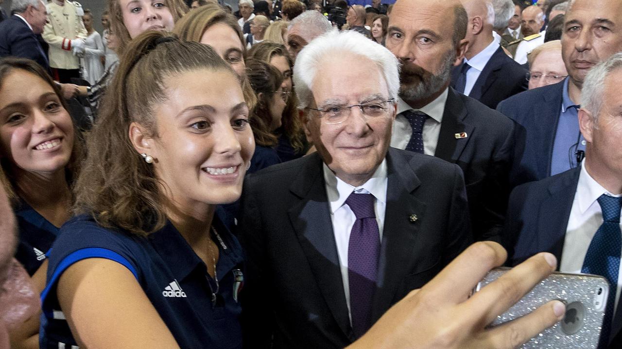 Mattarella, tanti sorrisi circondato dagli elbani «Ciao Sergio, aguanta!»