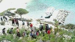 Un gruppo di giovani in visita ad uno degli angoli più suggestivi dell’isola di Montecristo, una delle perle dell’Arcipelago Toscano