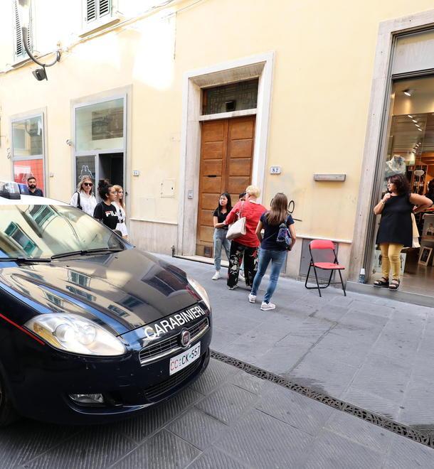 L’intervento dei carabinieri poco lontano dal luogo in cui è avvenuto il furto  (Foto Agenzia Carlo Sestini)