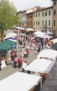 Piazza Gramsci durante un mercato