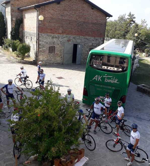 Il pullman tedesco che con manovre difficili e pericolose è riuscito a fermarsi nello spiazzo di una casa