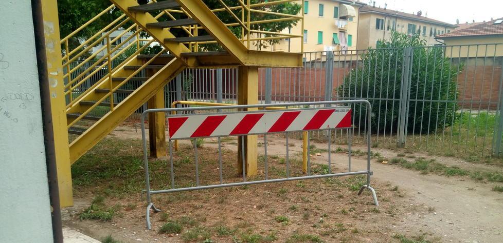 Calcinacci dal tetto della scuola Banti: scoppia la polemica 