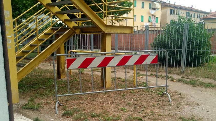 Calcinacci dal tetto della scuola Banti: scoppia la polemica