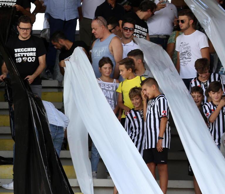 Fumogeni, striscioni e coreografia bianconera Così il Corsini sembra una piccola “Bombonera”