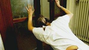Una donna costretta a subire violenze in famiglia