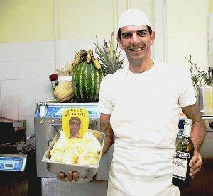 Paolo Fornaciari nella sua gelateria di Borgo mostra il gusto giallo dedicato all’amico Nocentini