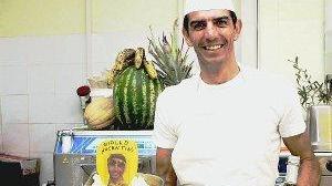 Paolo Fornaciari nella sua gelateria di Borgo mostra il gusto giallo dedicato all’amico Nocentini
