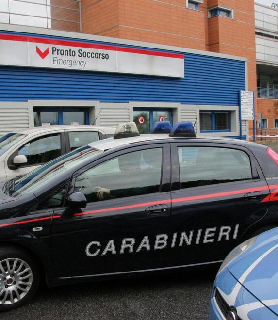 Il medico lo visita, lui la aggredisce con urla ed insulti
