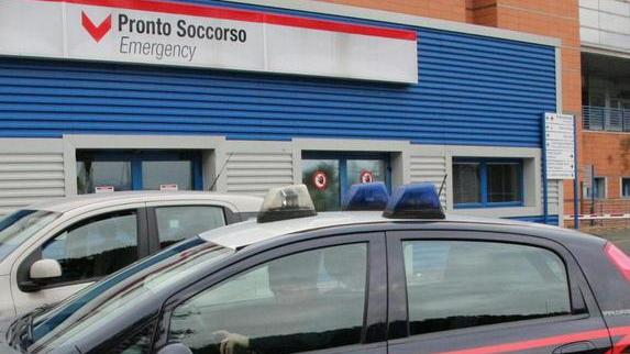 Il medico lo visita, lui la aggredisce con urla ed insulti