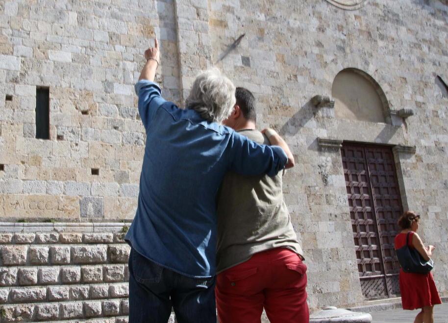 L’arrampicata sulla chiesa fa discutere i camaioresi 
