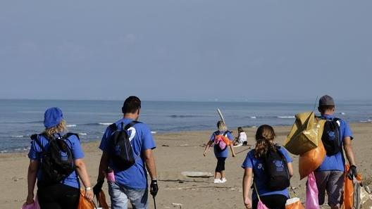 Raccolti oltre 250 chili di rifiuti con una passeggiata sul mare