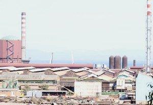L’altoforno prima della demolizione sopra l’area liberata