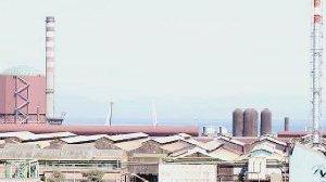 L’altoforno prima della demolizione sopra l’area liberata