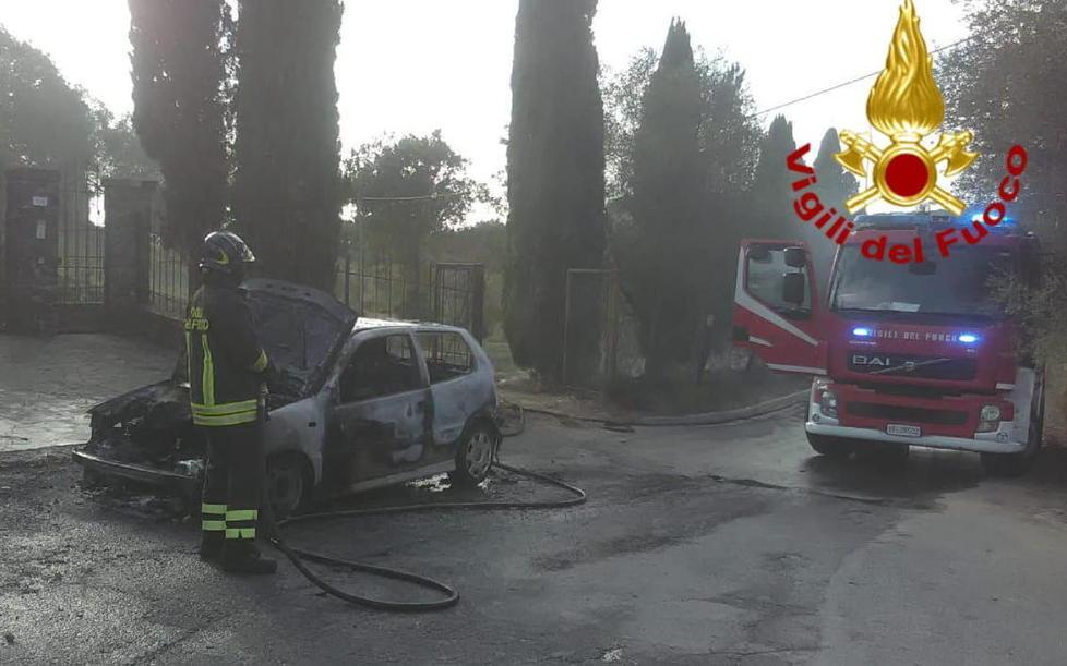 Auto distrutta dalle fiamme