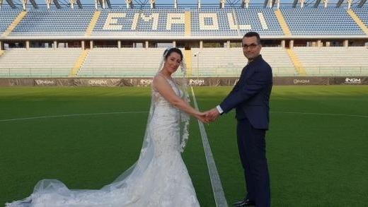 Foto di nozze allo stadio