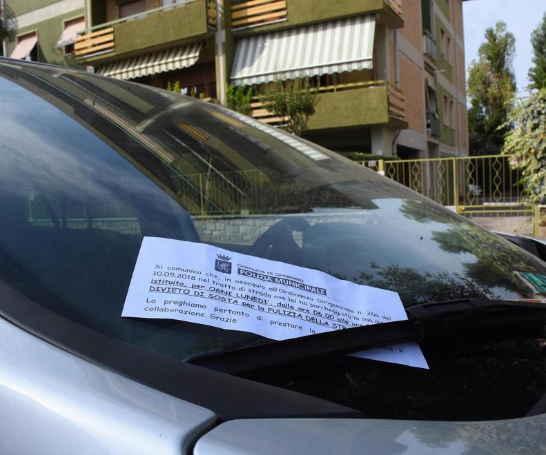 Spazzatrici in azione e auto in sosta vietata 170 preavvisi di multa 