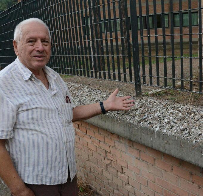 Marciapiedi sporchi di guano e l’asfalto è pieno di buche 