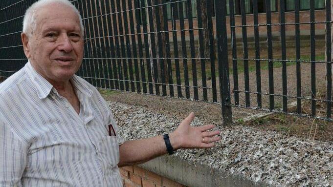 Marciapiedi sporchi di guano e l’asfalto è pieno di buche