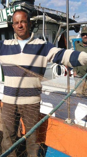 Reti bucate dai delfini, la denuncia dei pescatori 