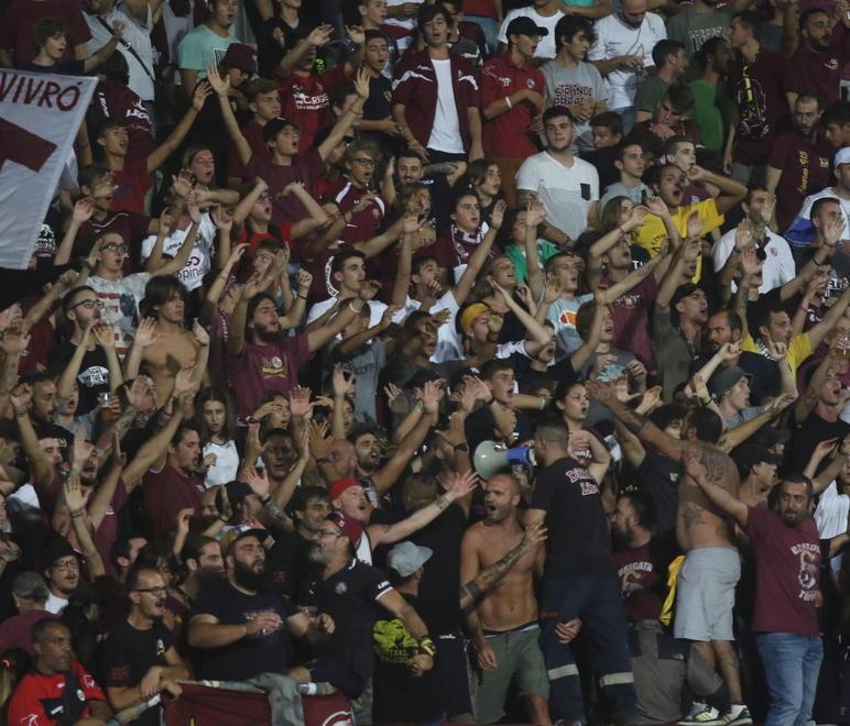 E alla fine tutti in piedi ad applaudire il Livorno
