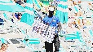Un venditore ambulante al lavoro sulla spiaggia