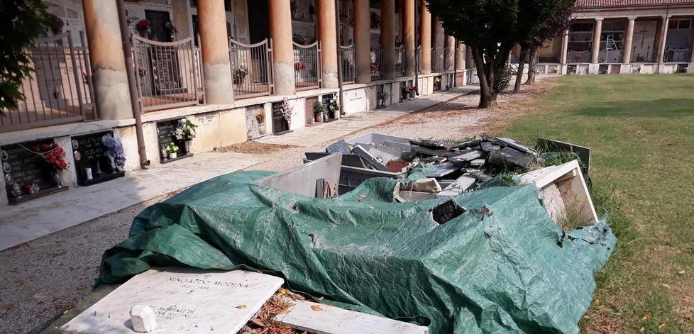 Sterco, desolazione e cantieri a metà: polemica al cimitero 