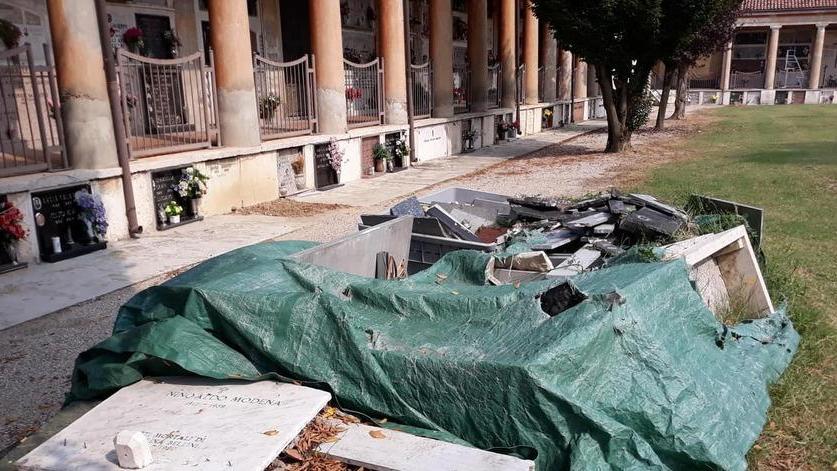 Sterco, desolazione e cantieri a metà: polemica al cimitero