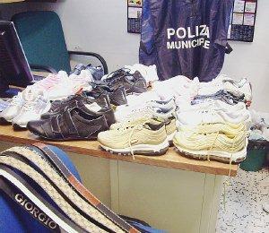 Articoli con i marchi falsi sequestrati dalla polizia municipale