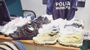 Articoli con i marchi falsi sequestrati dalla polizia municipale