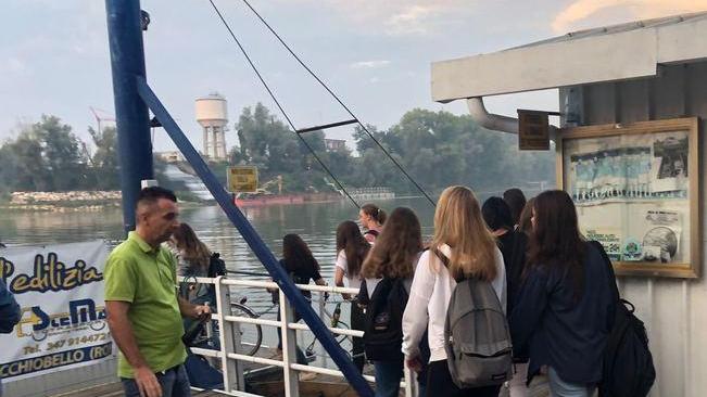 Ponte chiuso Cento studenti hanno preso il traghetto