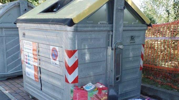 Vandali e rifiuti abbandonati «Si cerchino i responsabili»