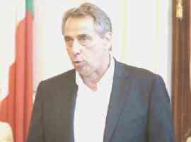 Il sindaco Alessandro Cosimi nella prima seduta del consiglio; nella foto piccola, Marco Cannito
