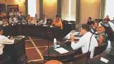 Il consiglio comunale durante il dibattito sullo stadio e i nuovi possinili impianti sportivi; a destra l’architetto Giovanni Valentini, socio di maggioranza della Lucchese calcio