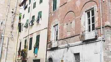 In alto la casa natale di Puccini e sopra il sindaco Mauro Favilla