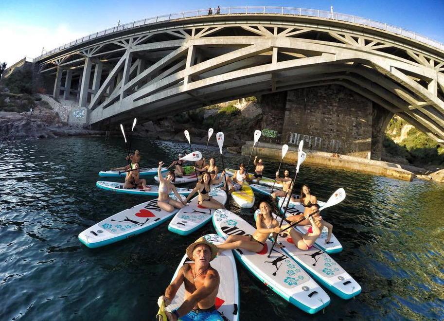 Passeggiando sul sup: «Noi le bellezze di Livorno le scopriamo a pelo d’acqua» 