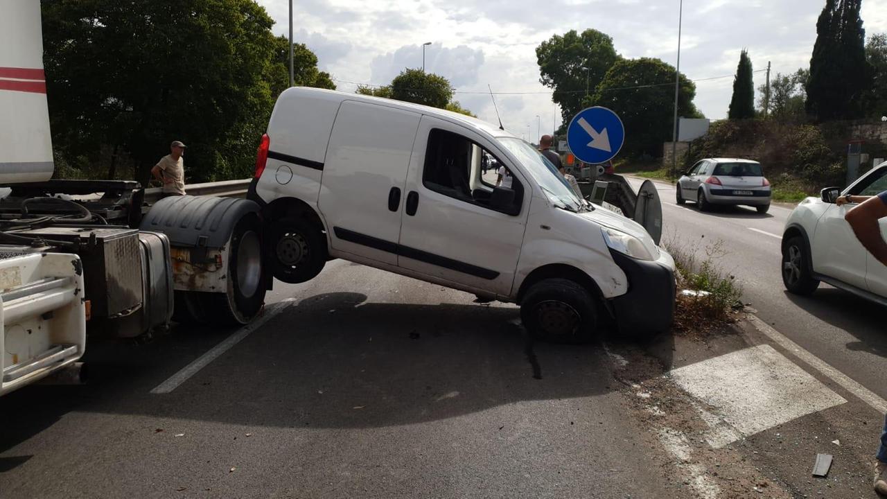 Sassari, spettacolare incidente a Li Punti: furgone quasi salta sopra un camion